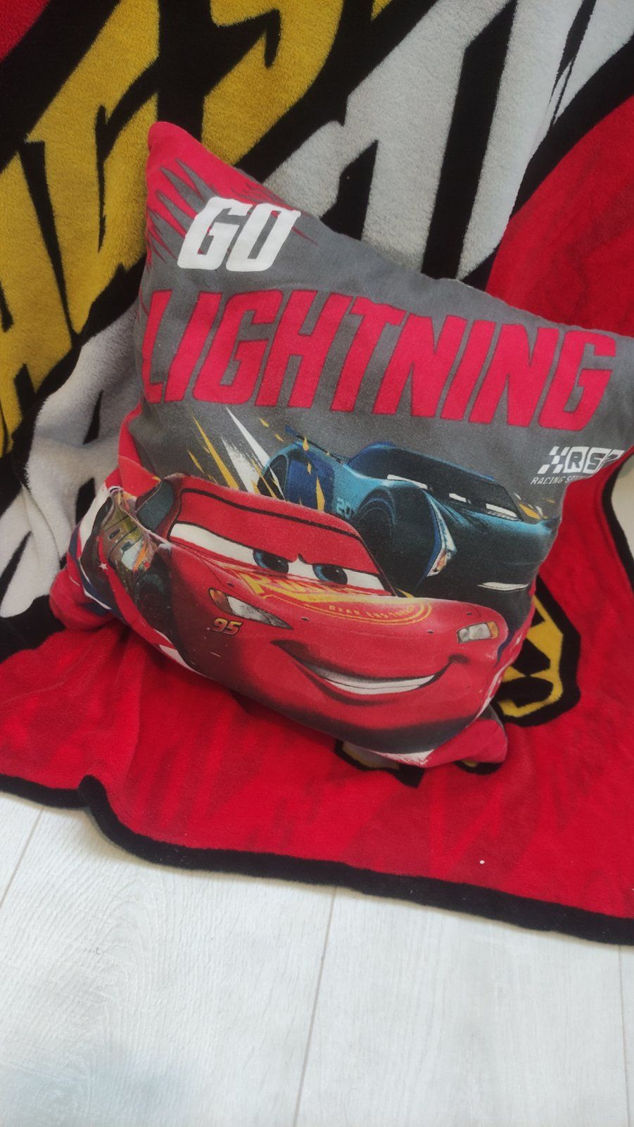 Комплект маса с 2 стола плюс още неща на McQueen на Cars