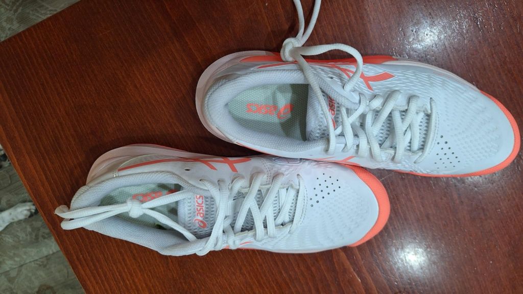 Чисто нови маратонки Asics