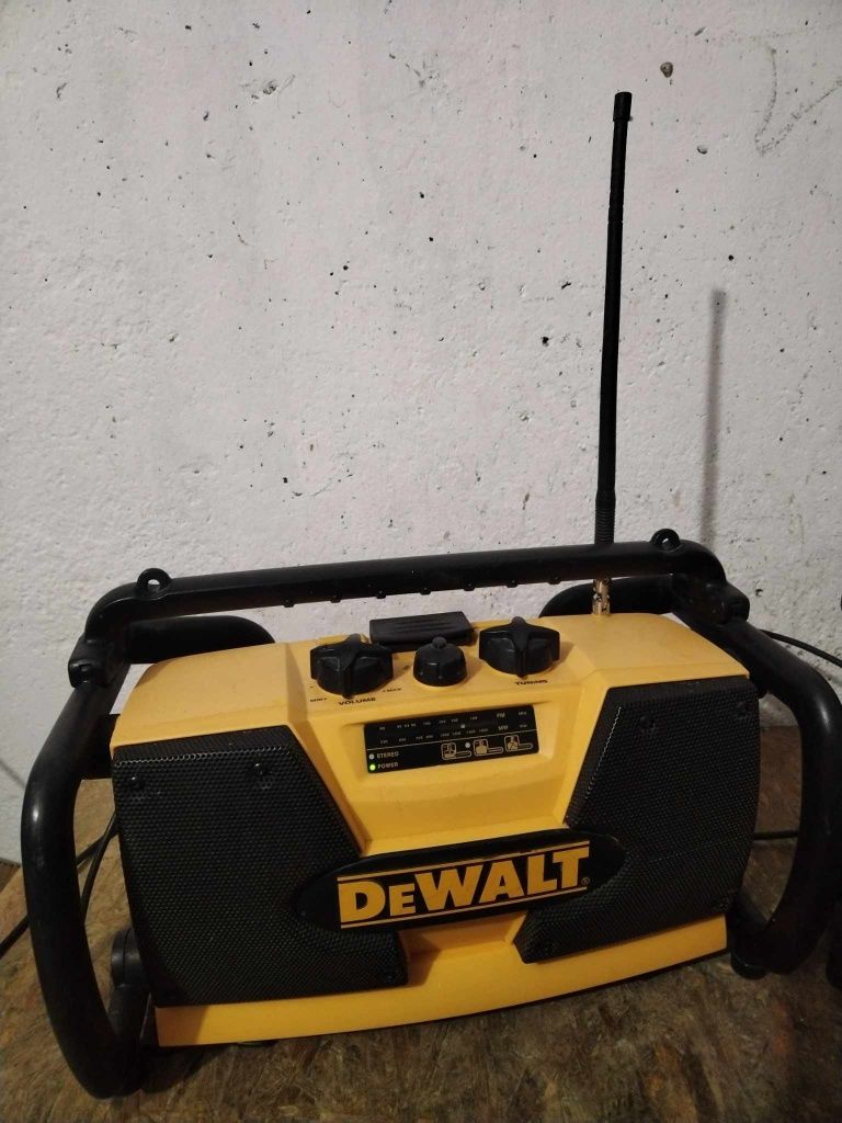 Строително радио DEWALT 18V 2.8A
Model: DW 911 захванаане на 220V и с