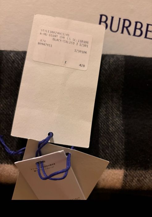 Шал на Burberry с кутия и документи