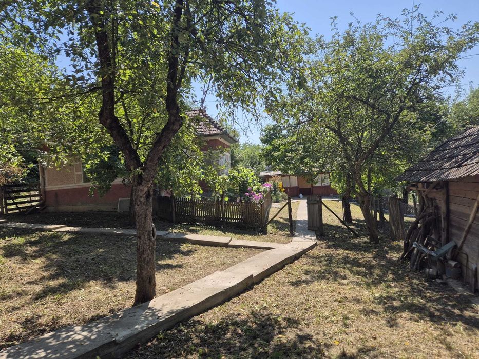 Casă de vânzare în centrul satului Răzoare, Mureș + teren, anexe, gaz