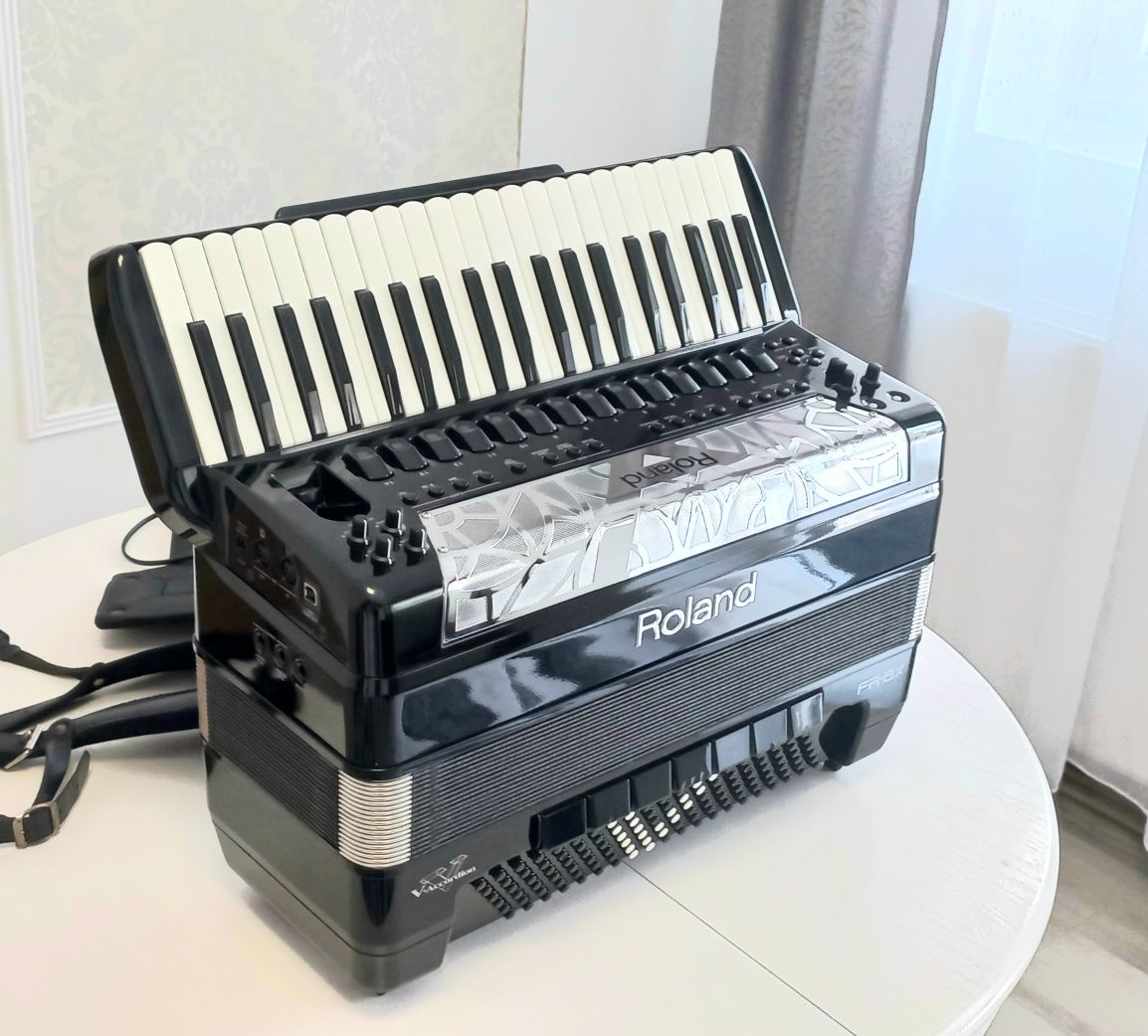 Ofer Garanție Notariala Doi Ani. Acordeon Roland fr 8x.ca si Nou .