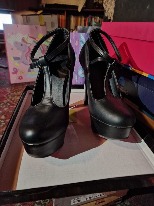 Секси обувки на висок ток - чисто нови, елегантни, от велур и еко кожа