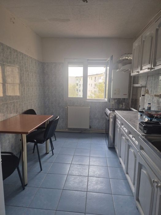 Închiriez apartament 3 camere