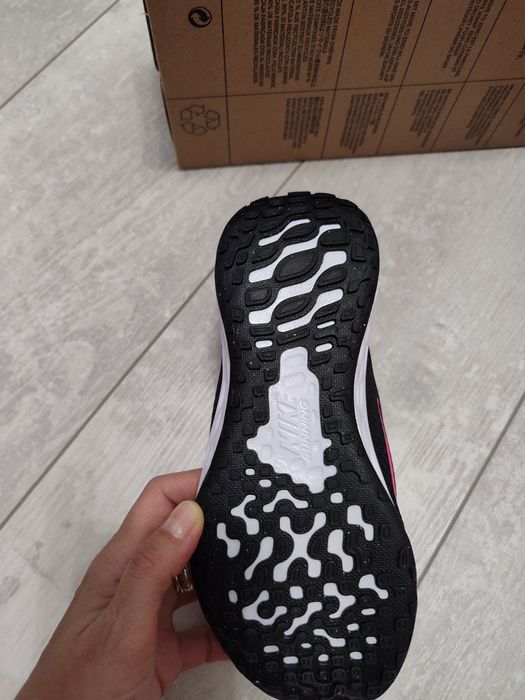 Маратонки за момиче Nike Revolution 6.