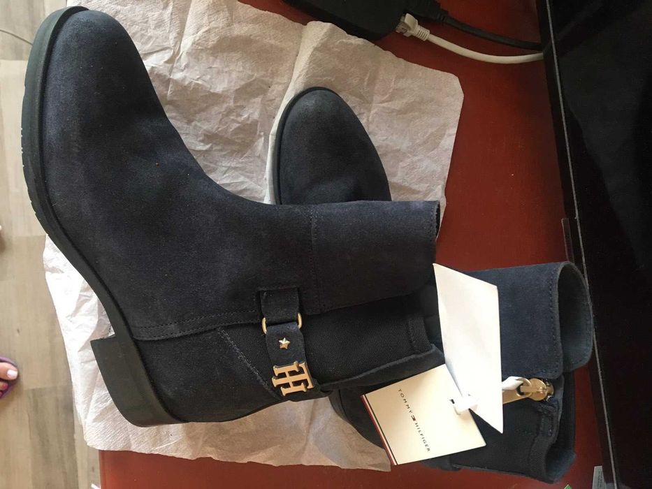 НОВИ Tommy Hilfiger оригинални велурени боти в тъмно синьо