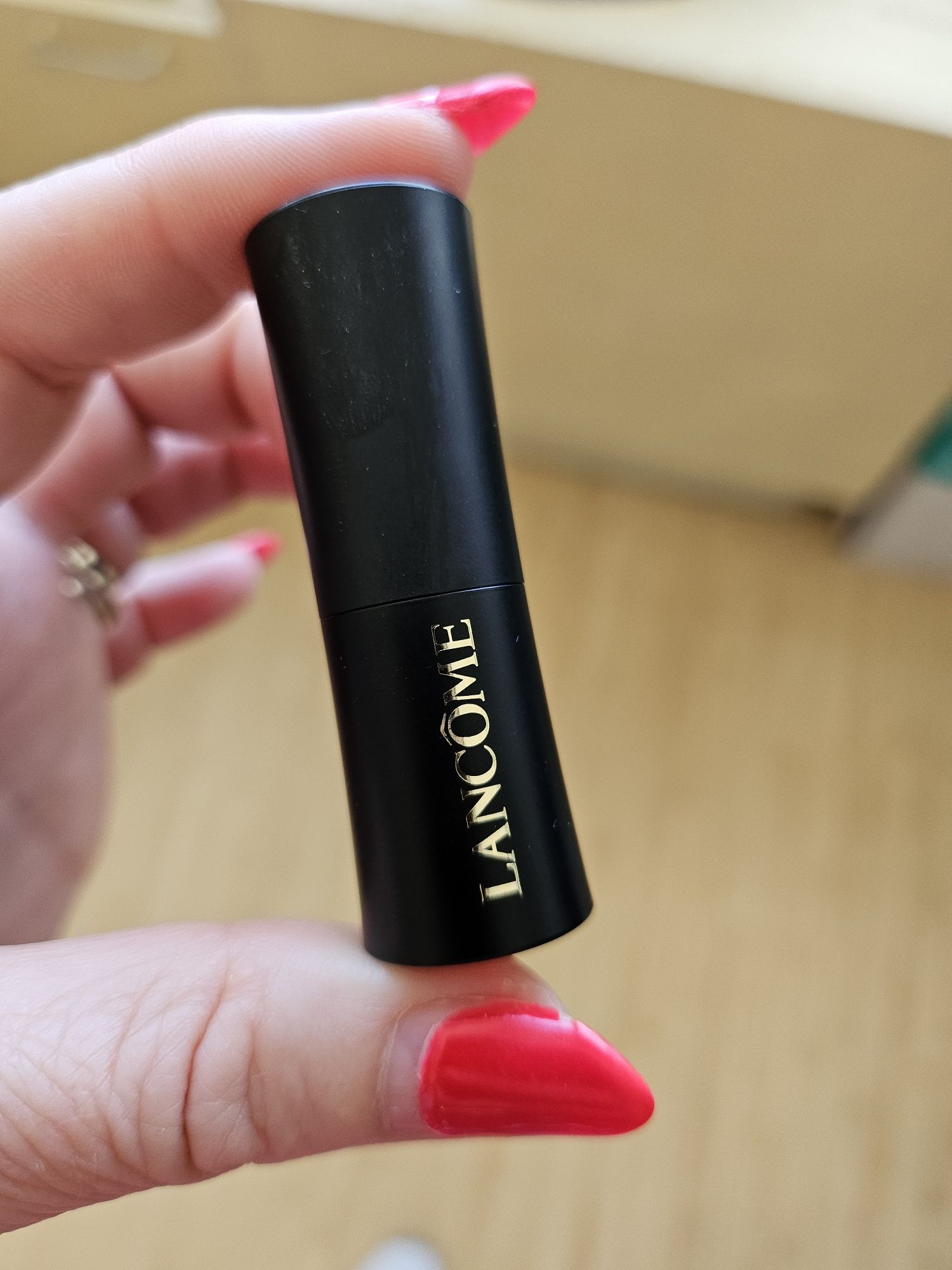 Червило на Ланком   L'Absolu Rouge Drama Matte, 274
Чисто ново. Не е с