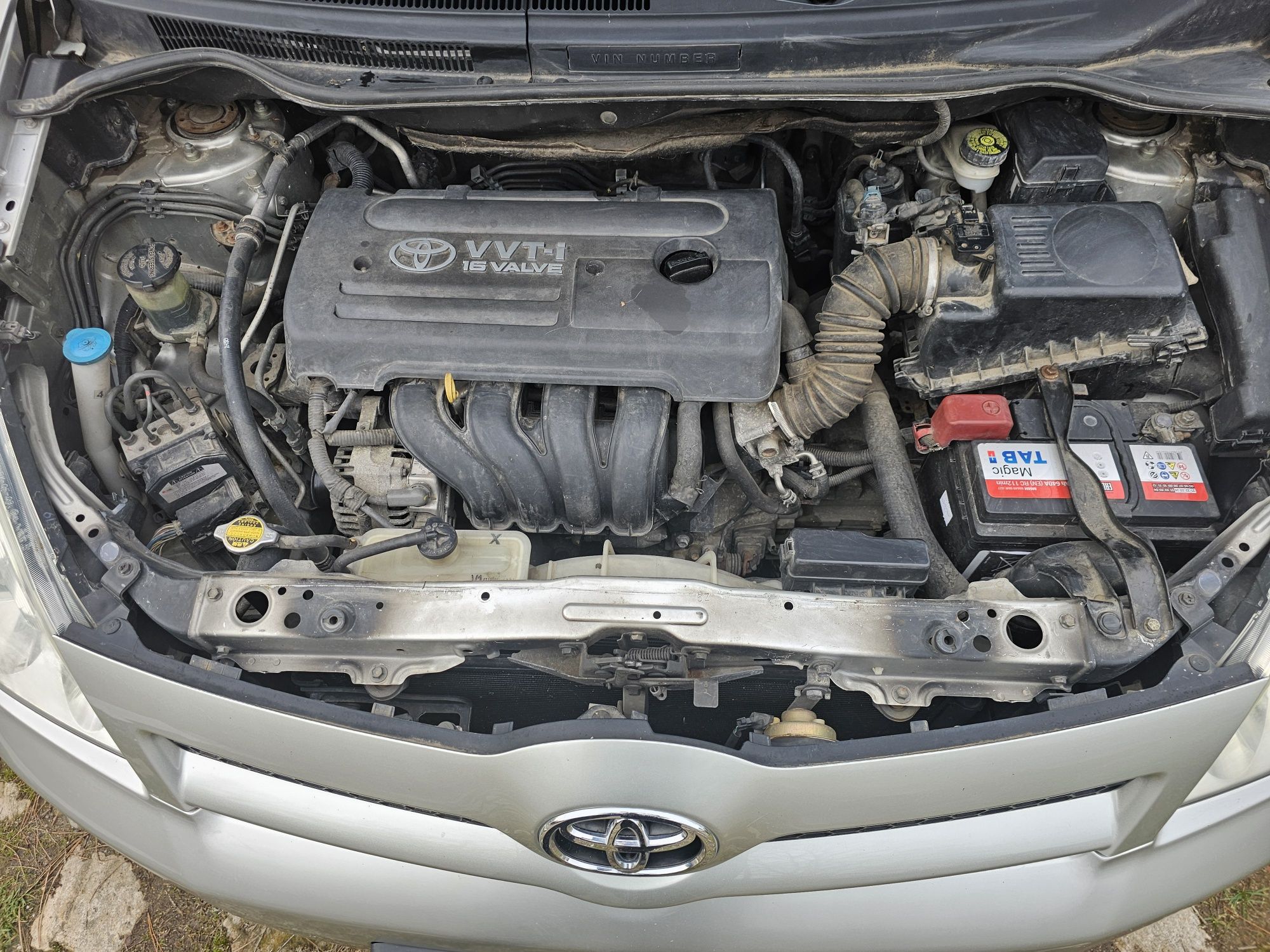 ПРОДАВАМ TOYOTA corolla verso 1,6 i