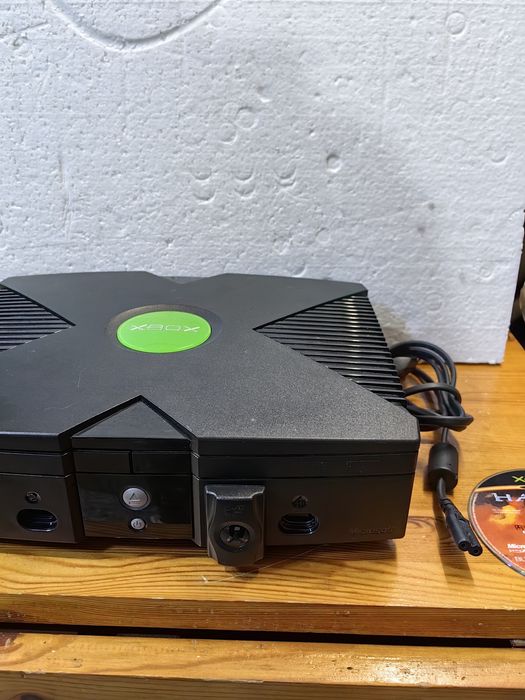 Конзола XBOX + 2 джойстика и една игра