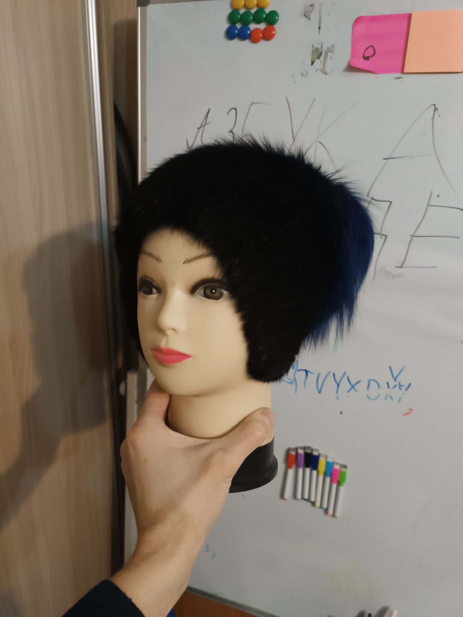Шапки зимние и что-то вроде шали