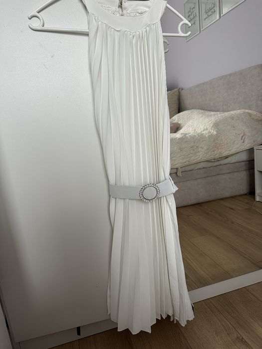 Бяла рокля на ресни с колан