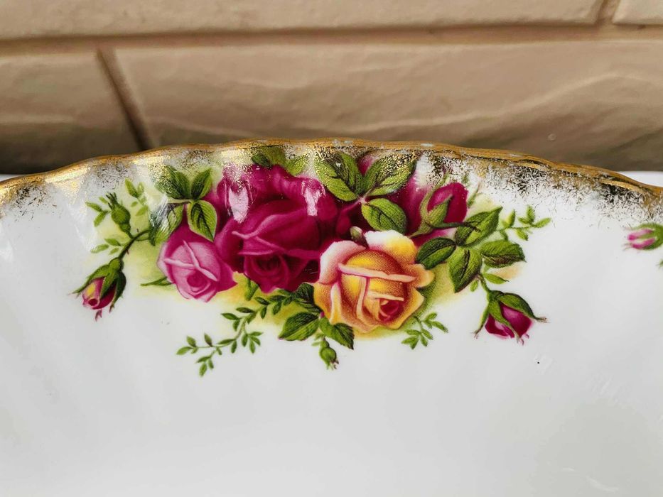 ROYAL ALBERT красива купа за сервиране от костен порцелан от Англия