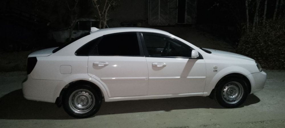 Lasetti 1.8 sotiladi