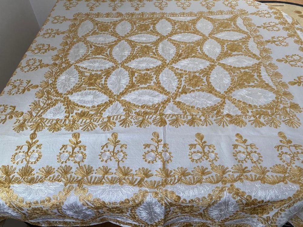 Fata de masa de bumbac brodata cu fir de matase 130x125 cm