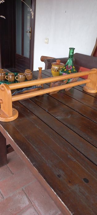 Cani,farfuri, obiecte din lemn si un covoraș ornamental