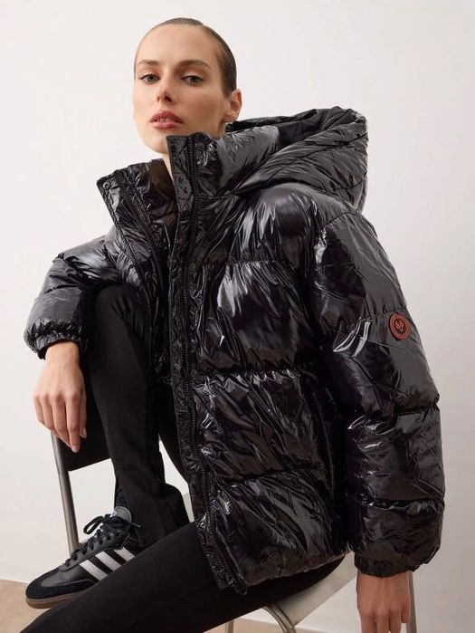 Черно лъскаво яке с качулка