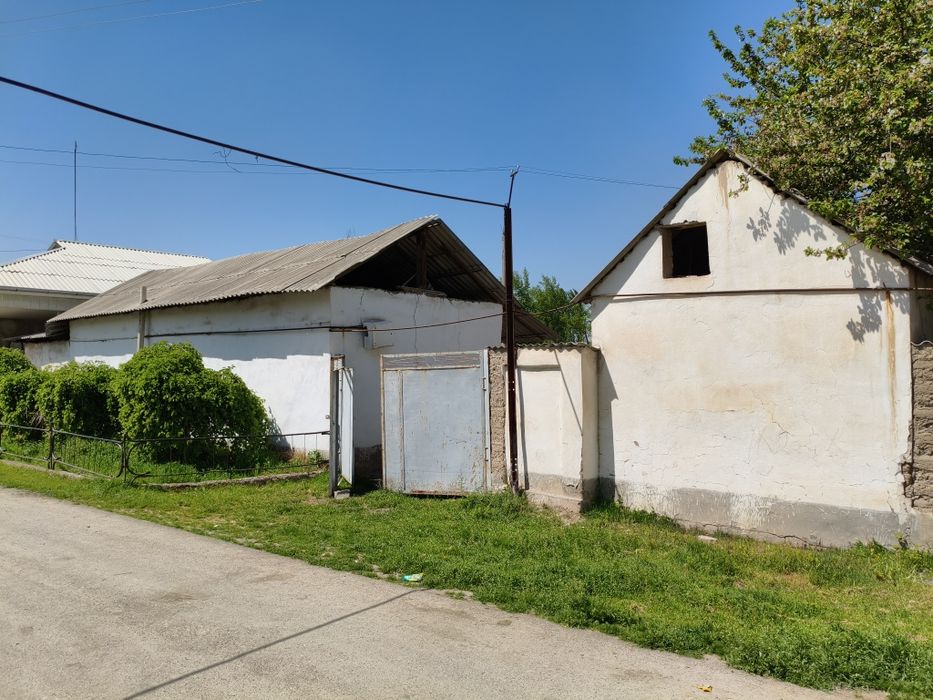 Turar joy 11sotok 2 xona uy gaz svet xujjat bor