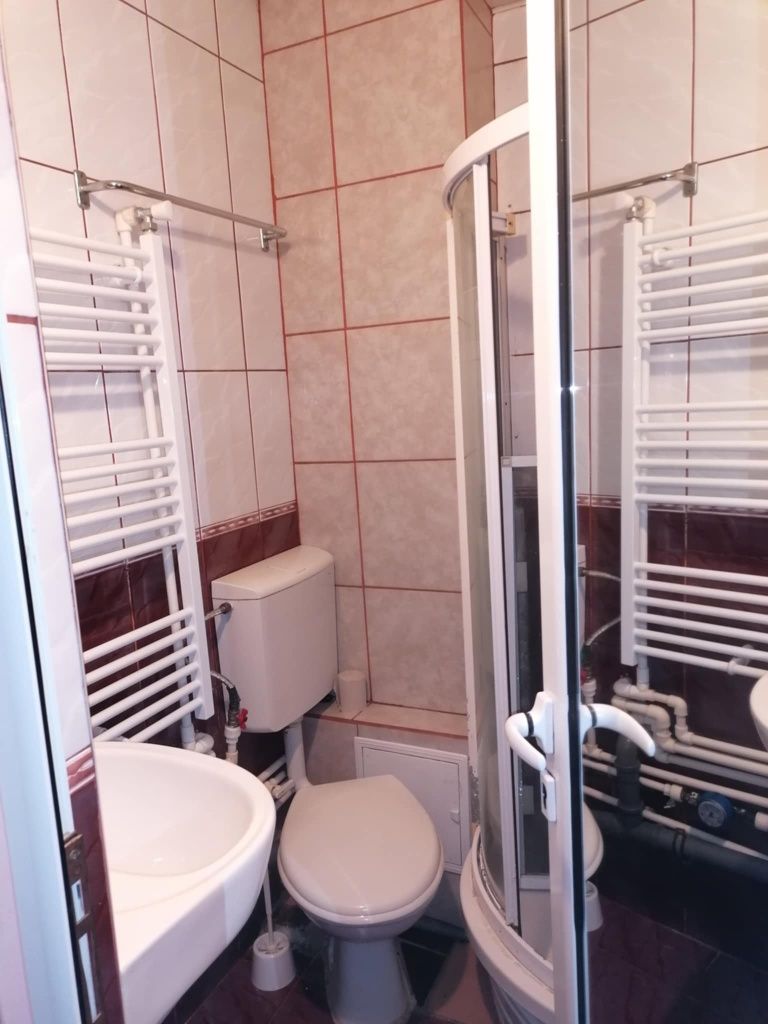 Închiriez garsoniera pe termen lung.