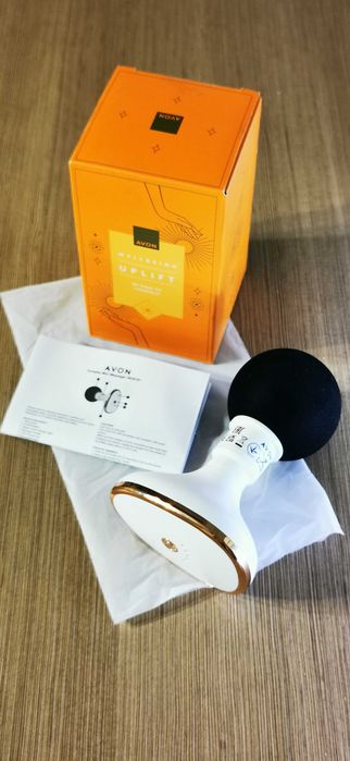 Set ingrijire corporala si mini dispozitiv pentru masaj, marca Avon