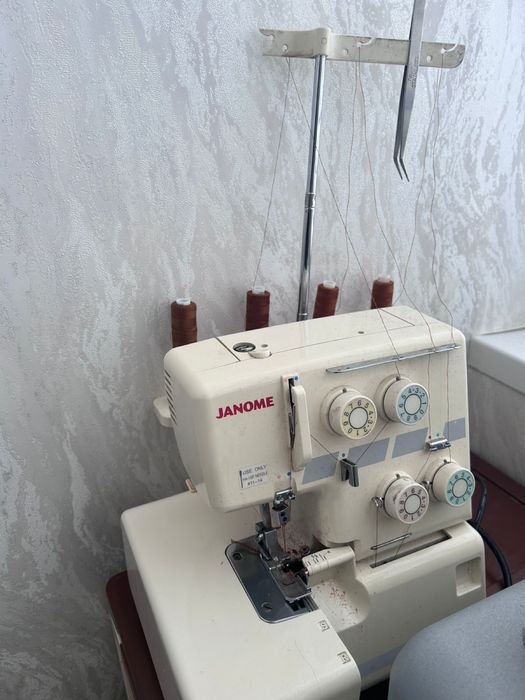 Оверлок марки Janome