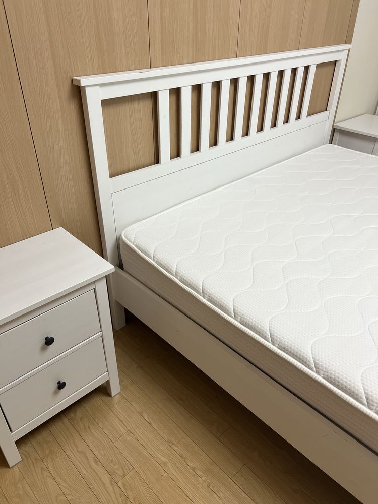 Двуспальная кровать IKEA с двумя тумбами