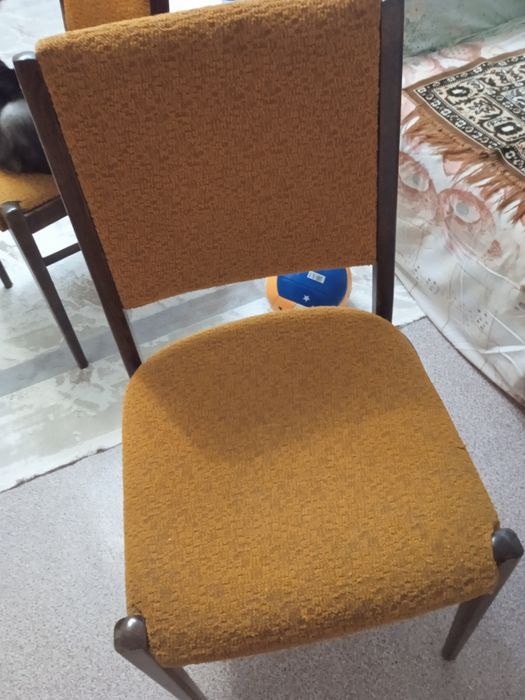 Продам таких два стула крепкие чистые