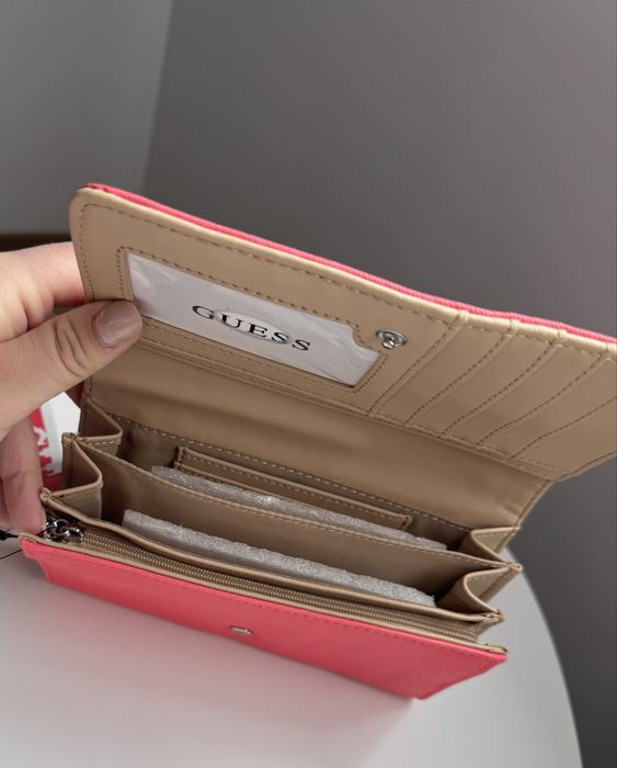 Оригинално портмоне на  Guess