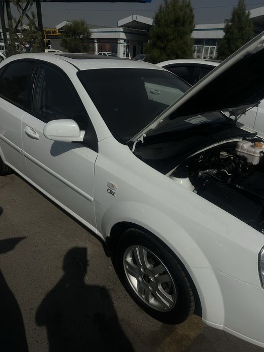 Lasetti 1.6 mator avtomat rangi oq 275.000 yurgan bita pitnosi bor