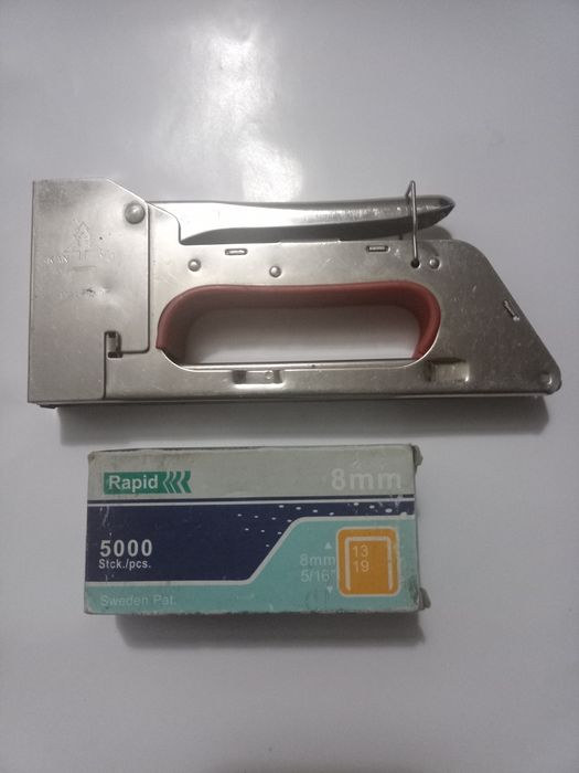 Степлер с гвоздями