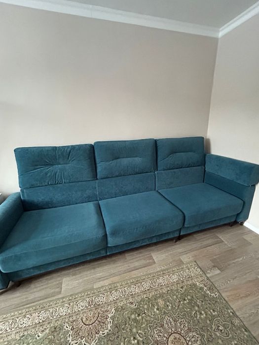 Диван синий б/у россиский деревянные ножки