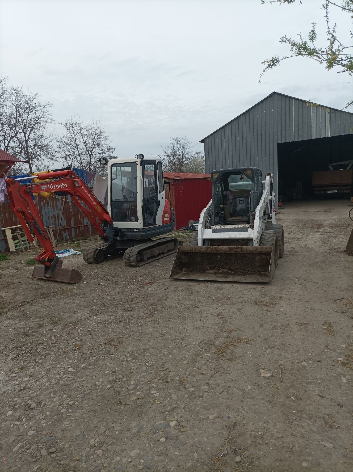Miniexcavator Închiriez execut lucrări săpături fundați,fose,beciuri .