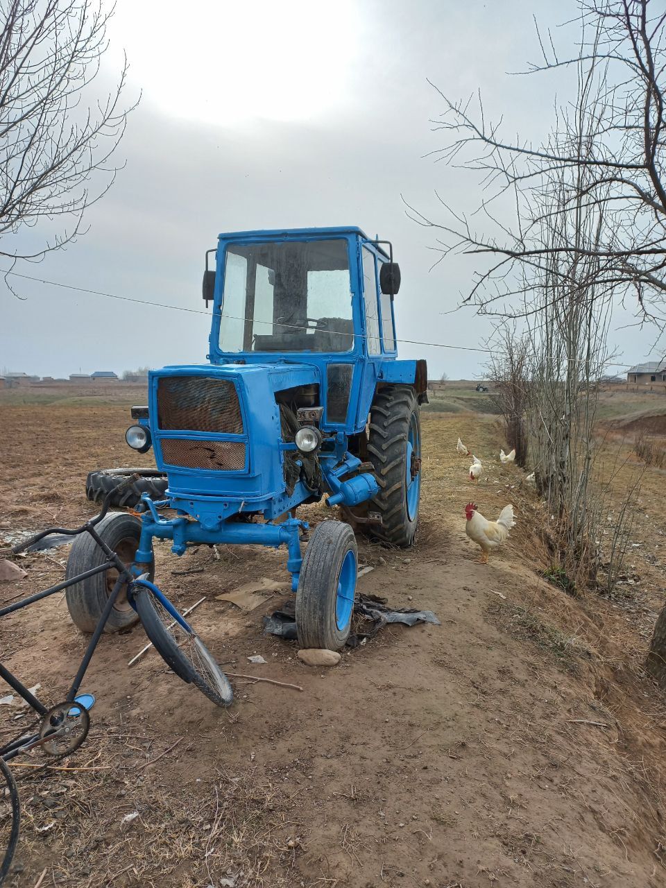 Traktor sotiladi  narxi kami bor