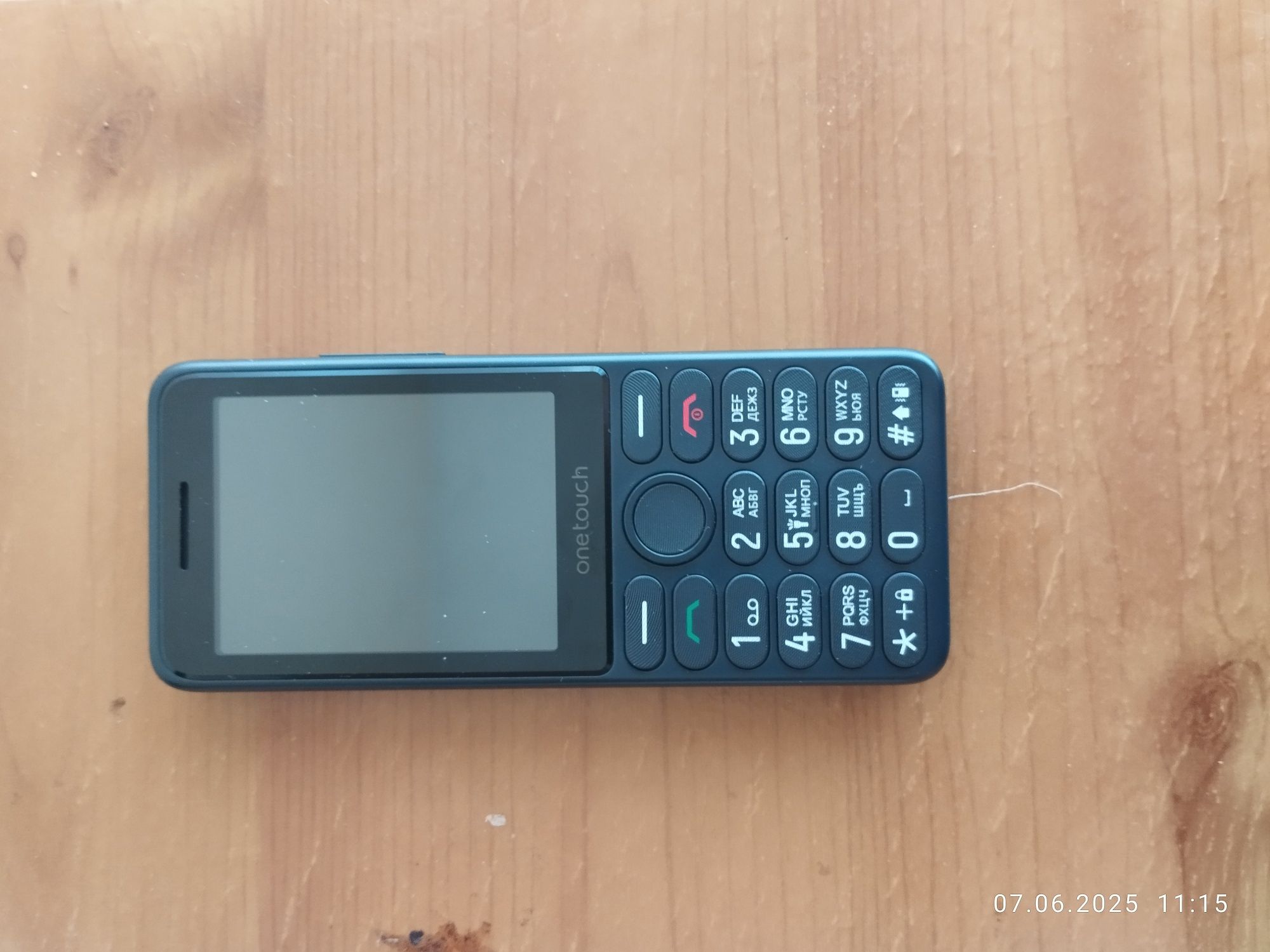 Продавам нов телефон TCL ONETOUCH 4022S