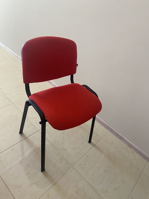 Три червени офис стола