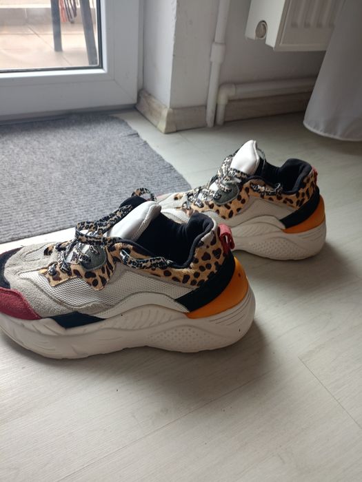 Vând pantofi sport dama, produs de calitate superioara mărimea 39.