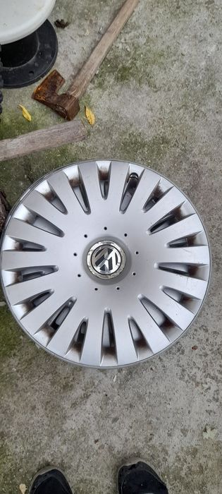 Vând capace Volkswagen  pe 15"inci  ce se pot utiliza  la o gama larga