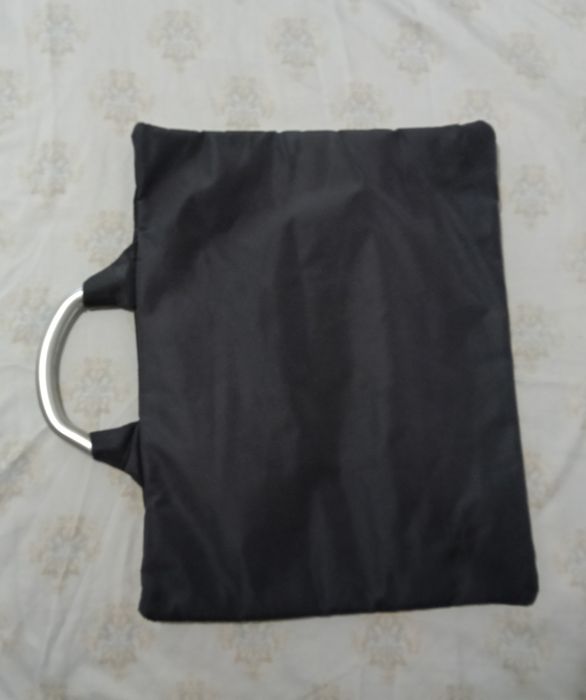 Huse  pentru laptop gri și neagră