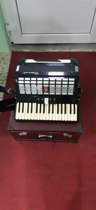 Vând acordeon Parrot 60 bași