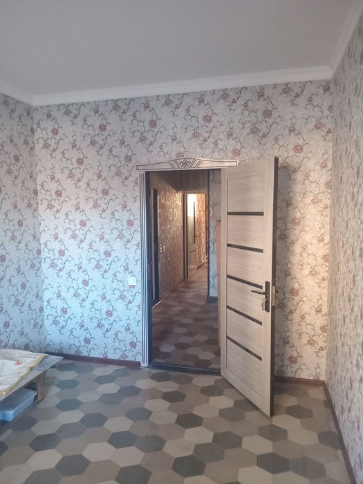 10 mikrayon da uy sotiladi 2 xonaliy yangi plonrovka