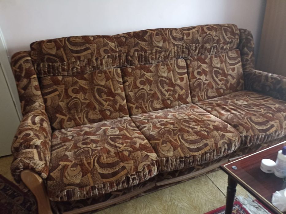 Canapea maro extensibilă