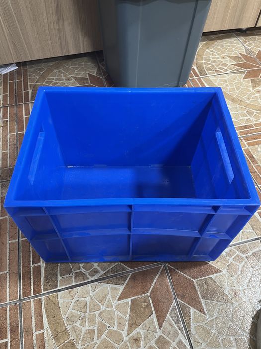 Пластмассовый ящик