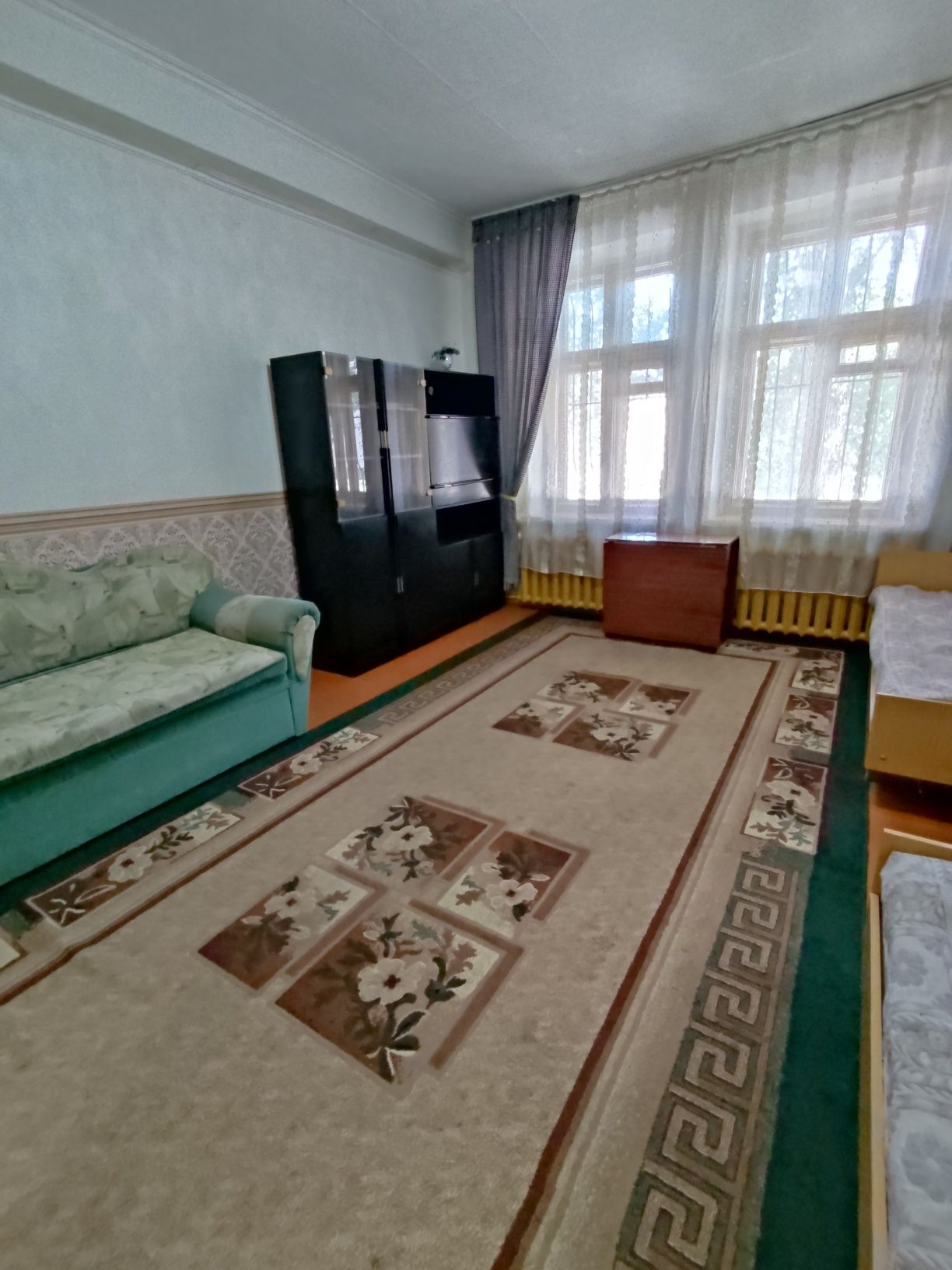 Сдам 1,5-ку на1 эт/3. На длит. срок.Семье или 2-м девушкам.Предоплата.
