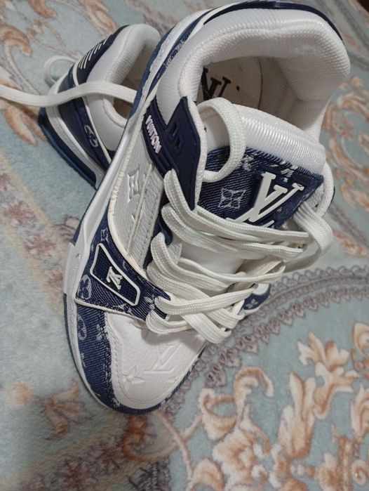 Vând adidași LV alb cu albastru