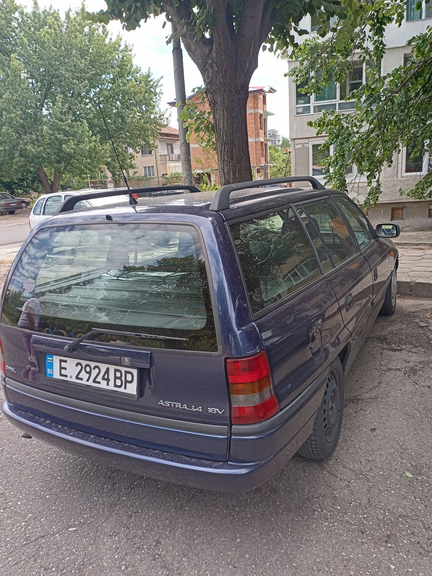 Продавам Опел Астра 98 г комби