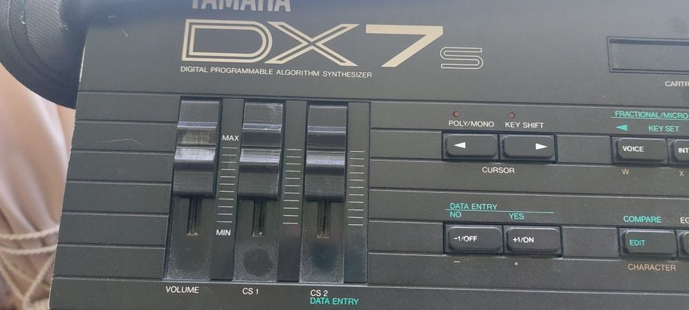 Yamaha DX7S synth