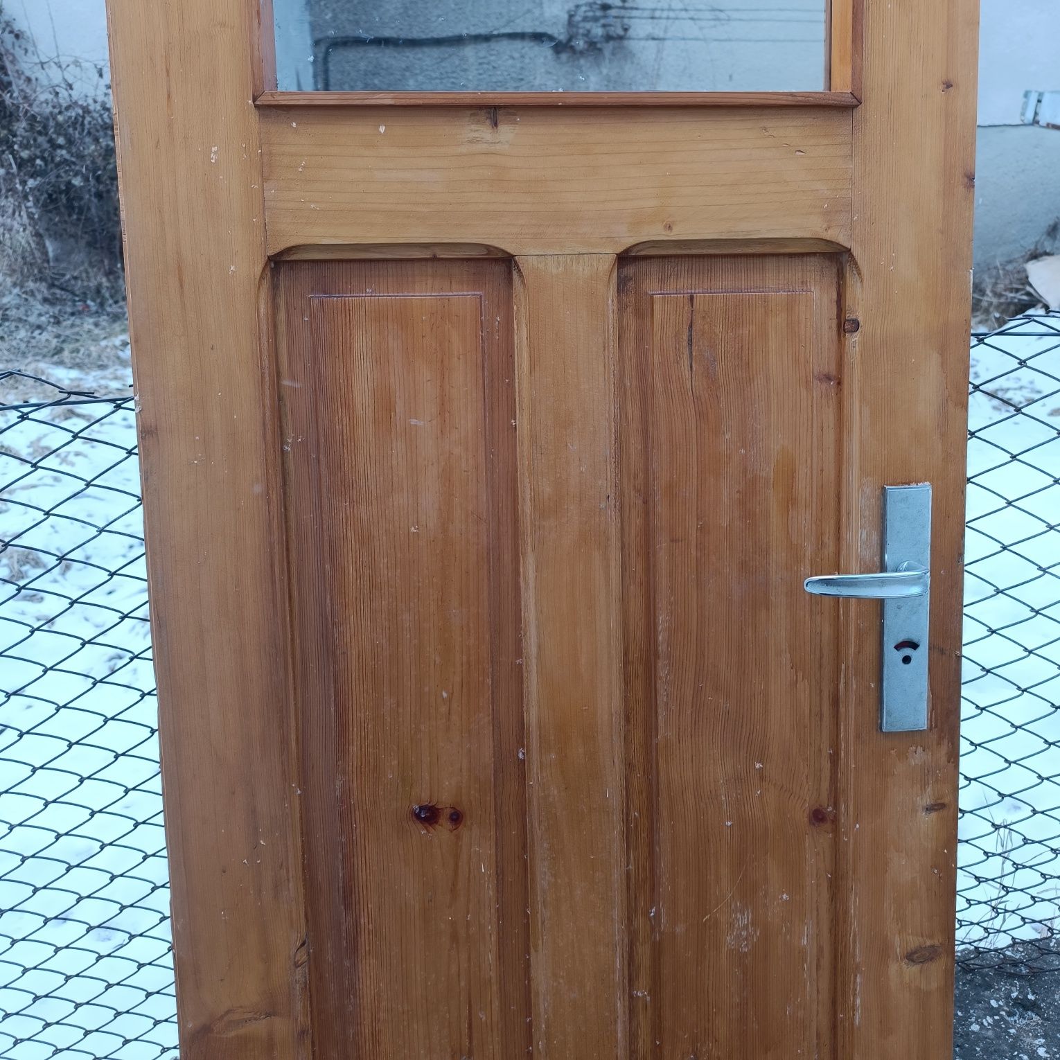 Продавам дървена врата за баня.