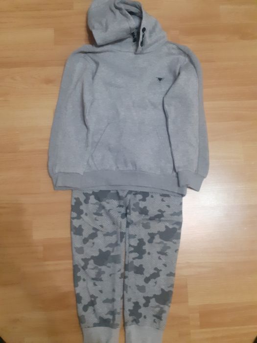 Hanorac și pantaloni de trening