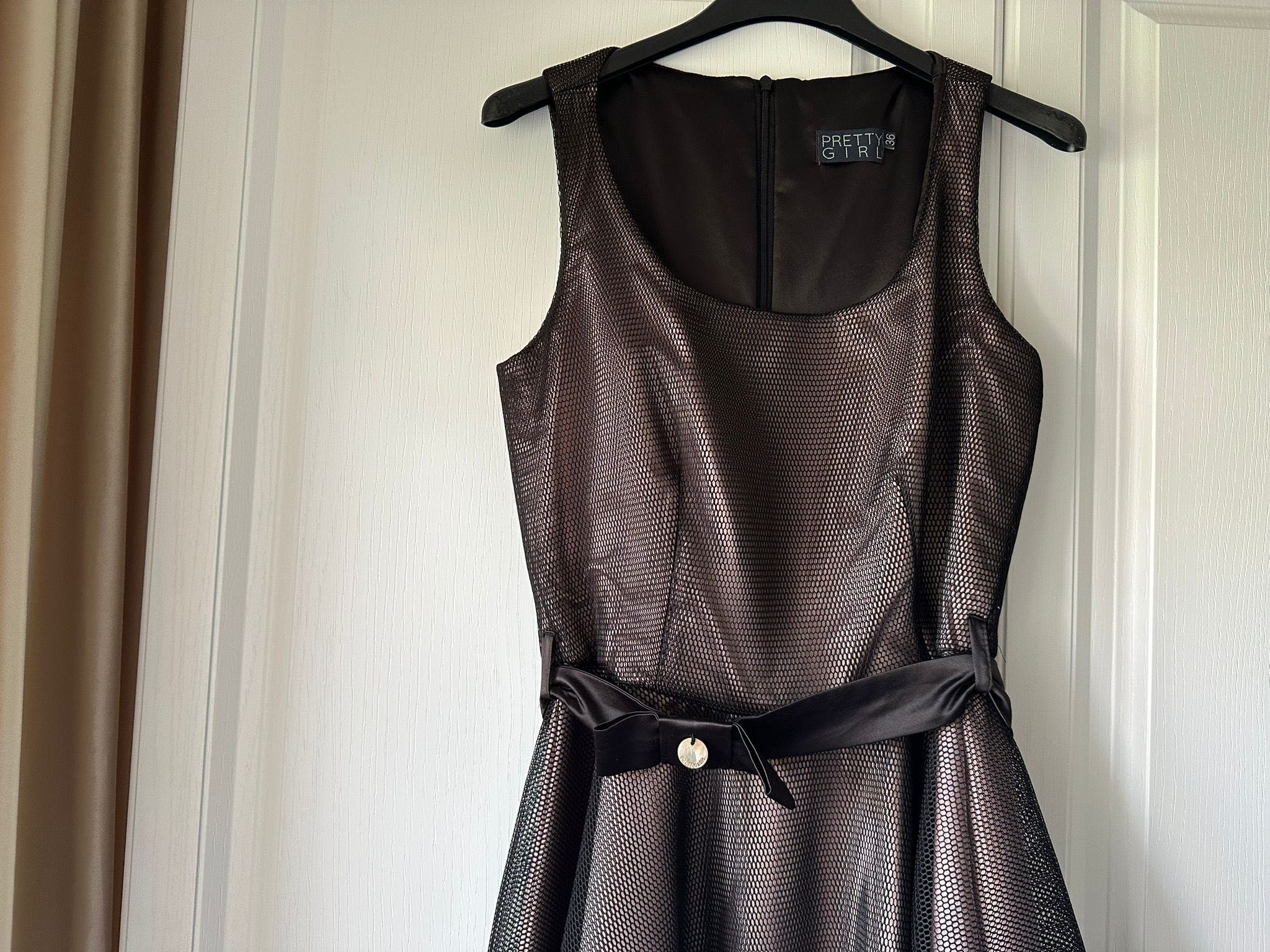 Rochie neagră de ocazie