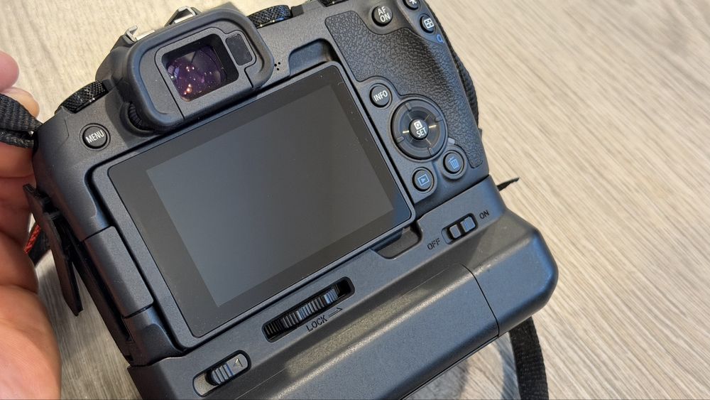 Aparat de fotografiat mirrorless Canon EOS RP cu grip si 2 baterii