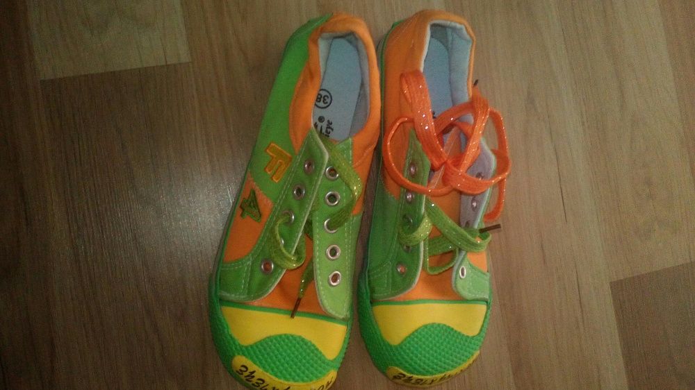 Tenisi colorati din panza, numarul 38